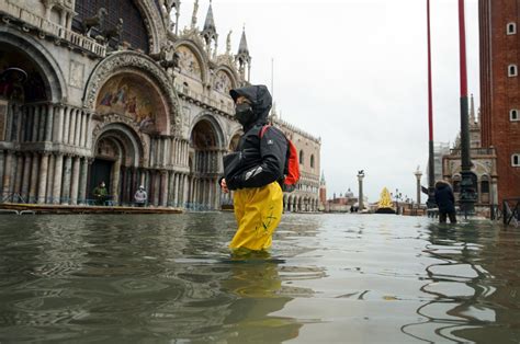 why is venice going underwater.